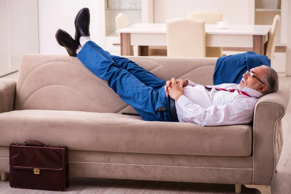 Velho chefe do sexo masculino empregado chegando em casa do trabalho — Fotografia de Stock