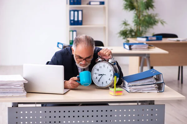 Gamle affärsman dricker kaffe i tid management koncept — Stockfoto