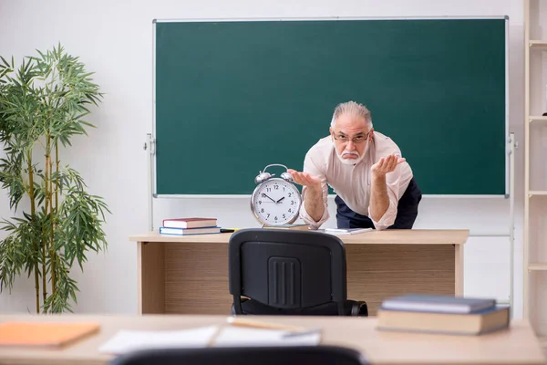 时间管理概念中的老男教师 — 图库照片