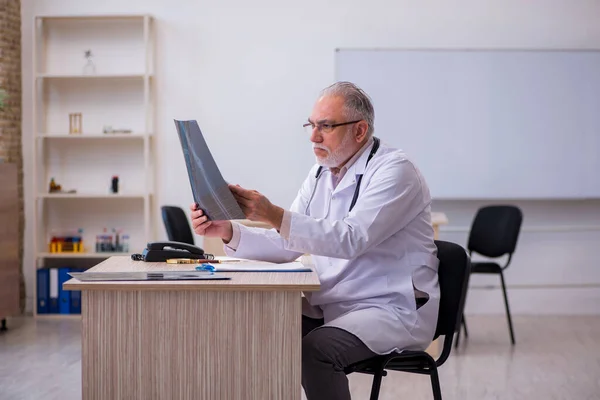 Alter Arzt Radiologe arbeitet in der Klinik — Stockfoto
