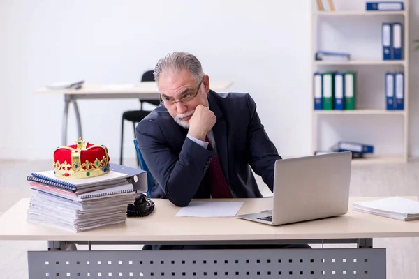 Vieux roi homme d'affaires employé sur le lieu de travail — Photo