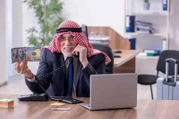 Un vieil homme d'affaires arabe se prépare pour un voyage d'affaires — Photo