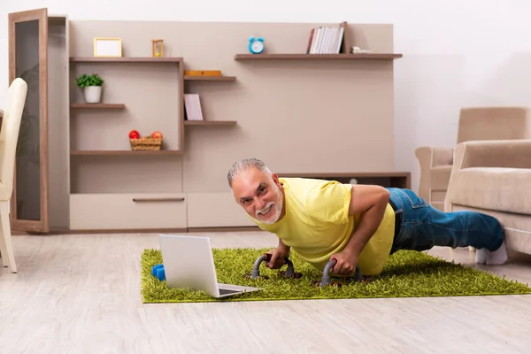 Älterer Mann macht zu Hause Sport — Stockfoto