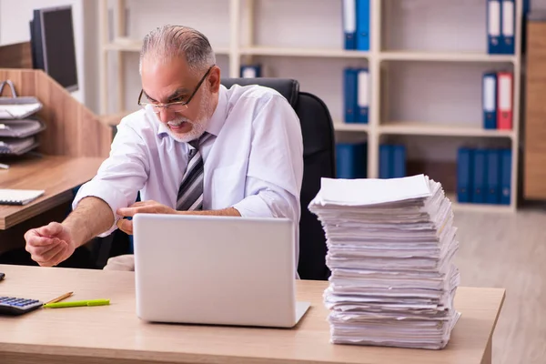 Alte männliche Angestellte unzufrieden mit exzessiver Arbeit im Büro — Stockfoto