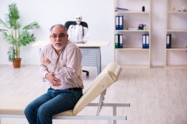 Yaşlı adam ölü doktoru ziyaret ediyor.