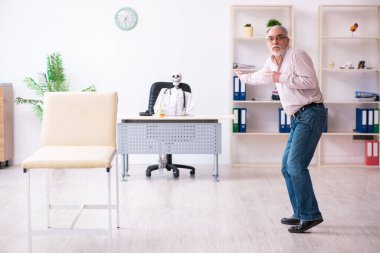 Yaşlı adam ölü doktoru ziyaret ediyor.