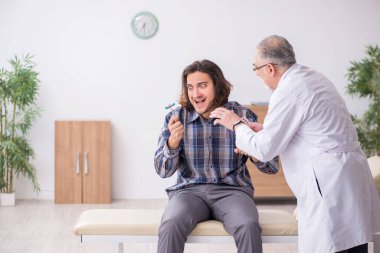 Genç erkek hasta, deneyimli bir doktor nörologu ziyaret ediyor.