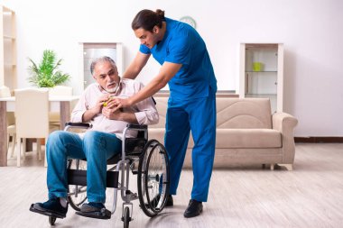 Tekerlekli sandalyedeki yaşlı adam ve genç kötü bakıcı.