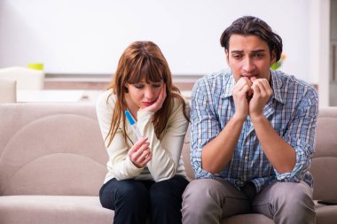 Evde beklenmedik hamilelik konsepti olan genç bir çift var.