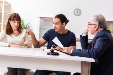 Avukat evde boşanan bir çiftle konuşuyor.