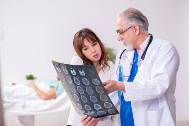 Genç eş hasta kocasını klinikte ziyaret ediyor.