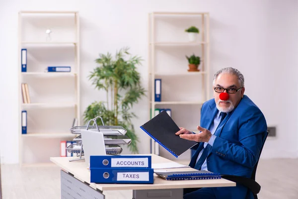Stary biznesmen klaun pracujący w biurze — Zdjęcie stockowe