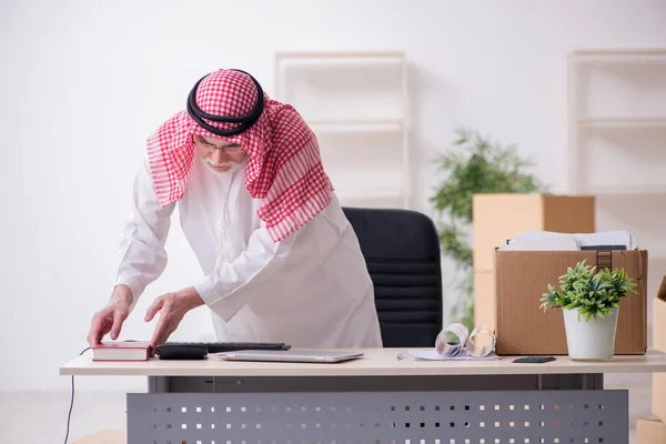 Old arab businessman in office relocation concept — Stock Photo, Image