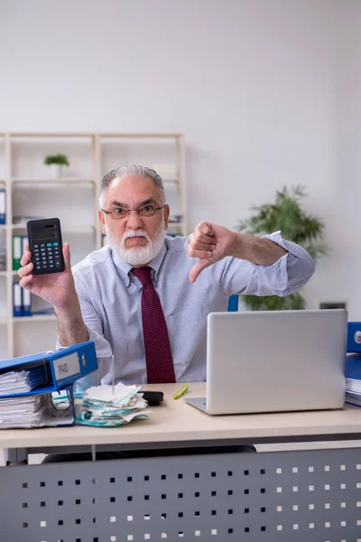 Starý muž účetní v konceptu plánování rozpočtu v kanceláři — Stock fotografie