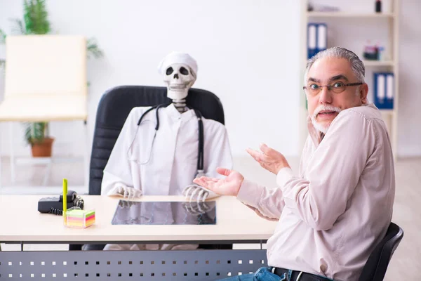 Vieil homme en visite chez le médecin mort — Photo