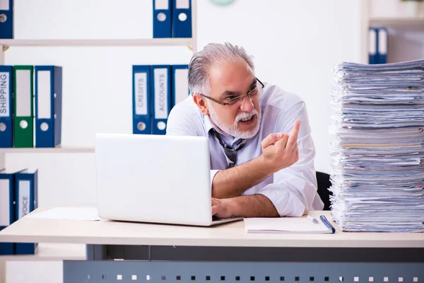 Velho funcionário masculino infeliz com excesso de trabalho no escritório — Fotografia de Stock