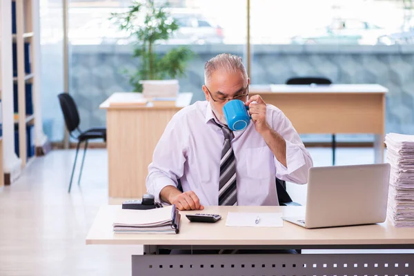 Verouderde zakenman werknemer ongelukkig met overmatig werk — Stockfoto