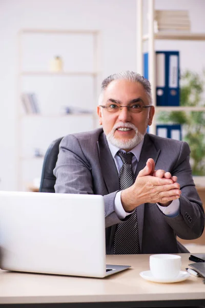 Viejo empleado que trabaja en la oficina —  Fotos de Stock