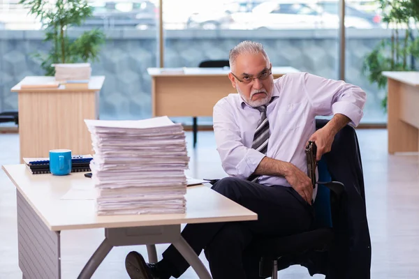 Betagter Geschäftsmann unzufrieden mit exzessiver Arbeit — Stockfoto