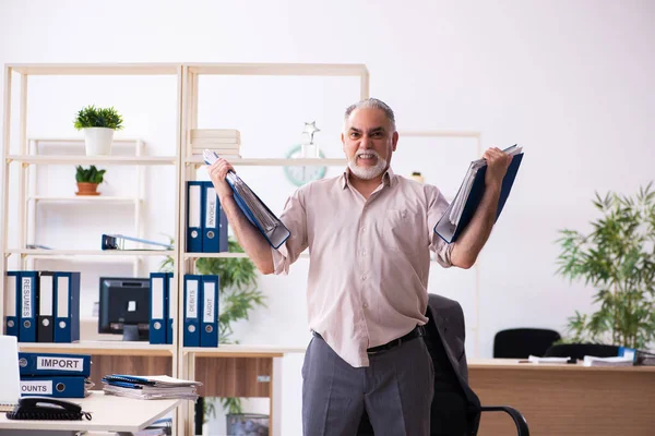 職場で物理的な演習を行う歳の男性従業員 — ストック写真