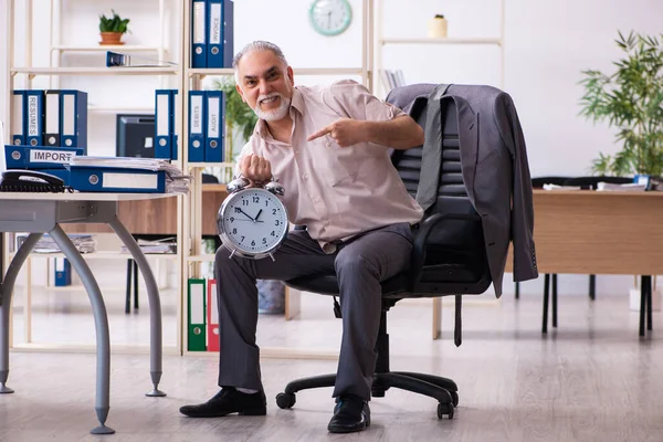 Viejo empleado masculino haciendo ejercicios físicos en la gestión del tiempo co —  Fotos de Stock