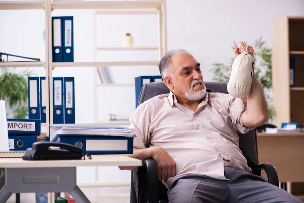 Viejo empleado masculino con bolsa de dinero en concepto de jubilación —  Fotos de Stock