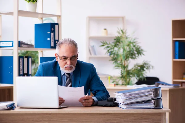 Alte Buchhalterin unzufrieden mit exzessiver Arbeit am Arbeitsplatz — Stockfoto
