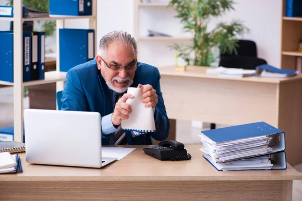 Vieux comptable masculin mécontent du travail excessif sur le lieu de travail — Photo