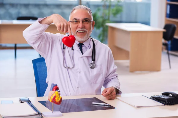 Régi férfi orvos kardiológus dolgozik a klinikán — Stock Fotó