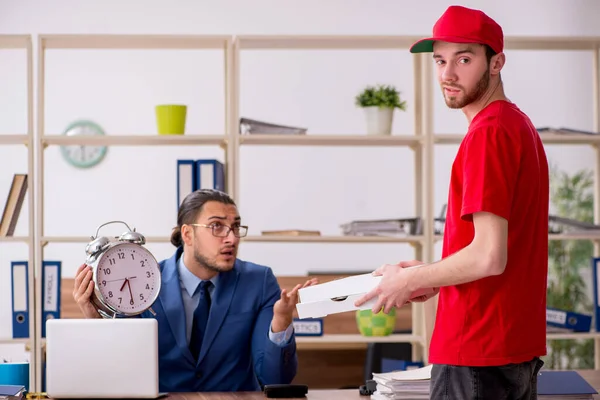 Joven entrega de pizza a la oficina en la conc gestión del tiempo — Foto de Stock