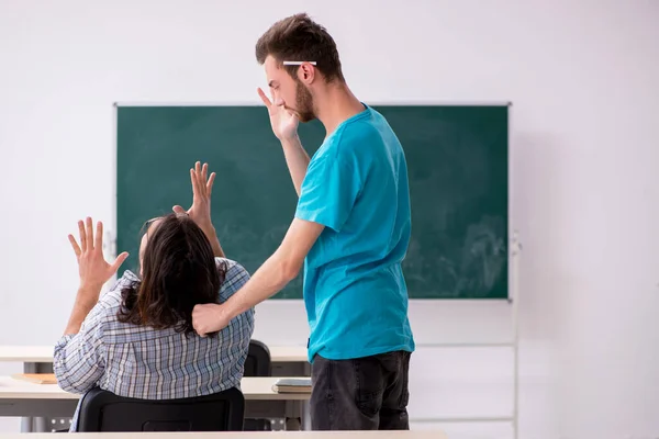 Dos alumnos varones en concepto de bullying en el aula — Foto de Stock