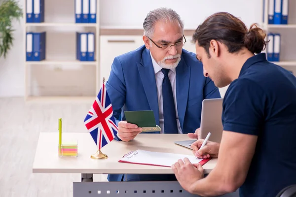 Jongeman op bezoek bij ambassade voor visumaanvraag — Stockfoto