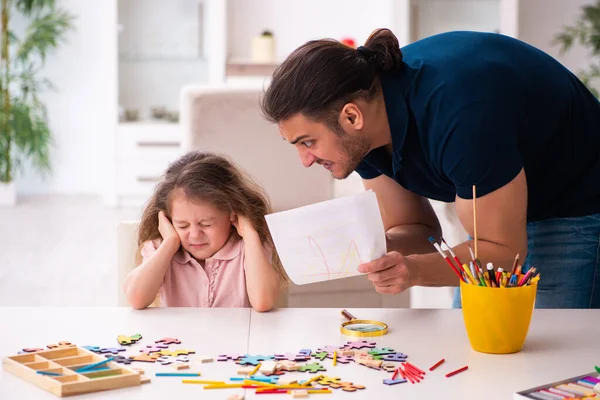 Joven padre y niña en el interior — Foto de Stock