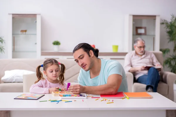 Tres generaciones de familia en concepto de desarrollo temprano — Foto de Stock