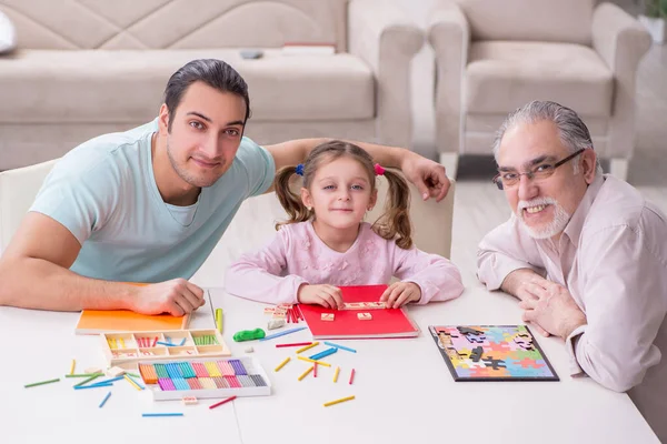 Tre generazioni di famiglia nel concetto di sviluppo precoce — Foto Stock