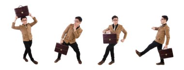 Kahverengi çantalı genç adam beyaza izole edilmiş.