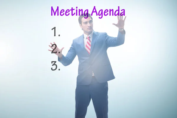 Empresario preparando agenda para reunión —  Fotos de Stock