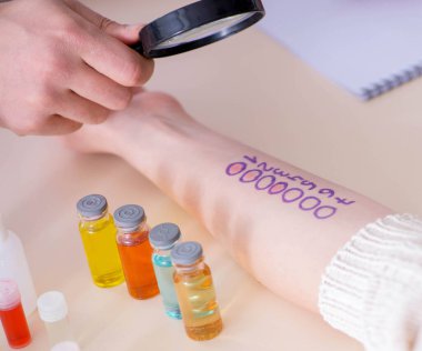 Hastanedeki hastanın alerji reaksiyonunu test eden doktor.