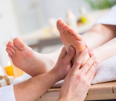 Tıbbi kaplıcada ayak masajı
