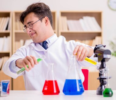 Çılgın bilim adamı bir laboratuarda deneyler yapıyor.