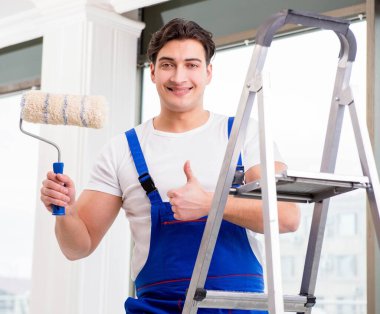 İnşaat alanında çalışan bir boyacı.