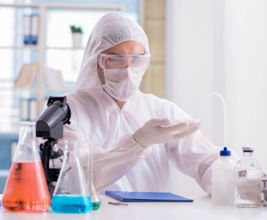 Laboratuvarda çalışan kimyager.