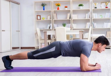 Genç adam spor ve sağlıklı yaşam tarzı dolandırıcılığı yapıyor.