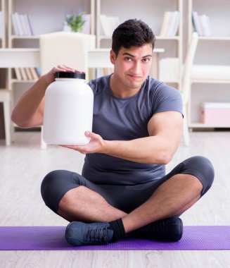 Sporda gıda takviyesi ve sağlıklı yaşam tarzı olan bir adam.