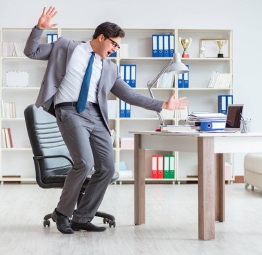 İş adamı işte ara verirken eğleniyor.