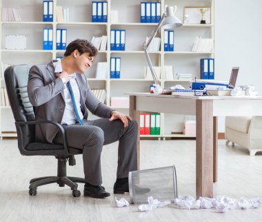 Ofiste çalışan kızgın işadamı kovuldu.