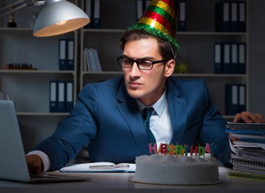 Adam ofiste doğum gününü kutluyor.