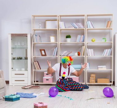 Sarhoş palyaço evde parti veriyor.