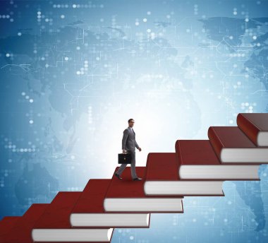 İşadamı öğrenci eğitim kitaplarının basamaklarını tırmanıyor.