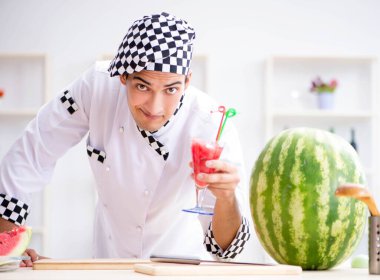 Mutfakta karpuzlu bir erkek aşçı.